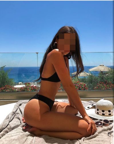 Neşeli masaj yapan Defne