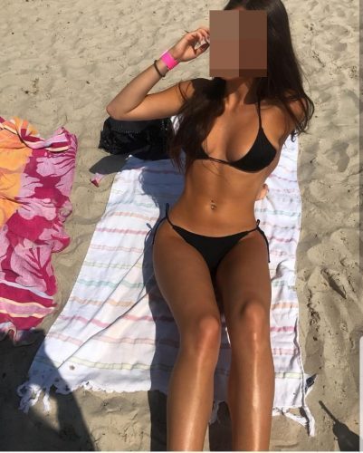 Neşeli masaj yapan Defne