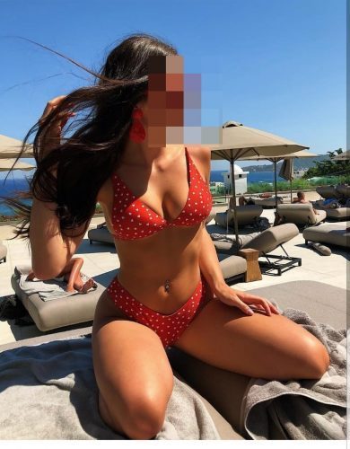 Neşeli masaj yapan Defne