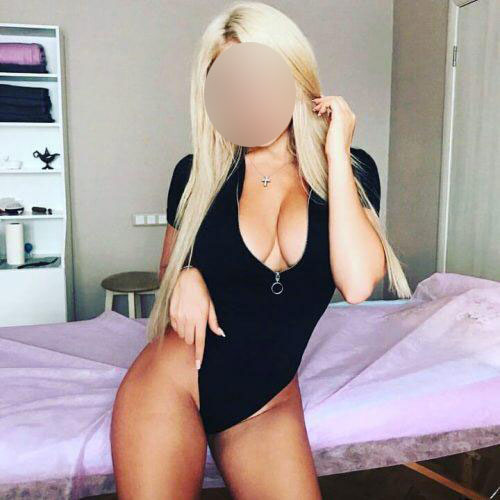 Seksapel eve gelen eskort Esin