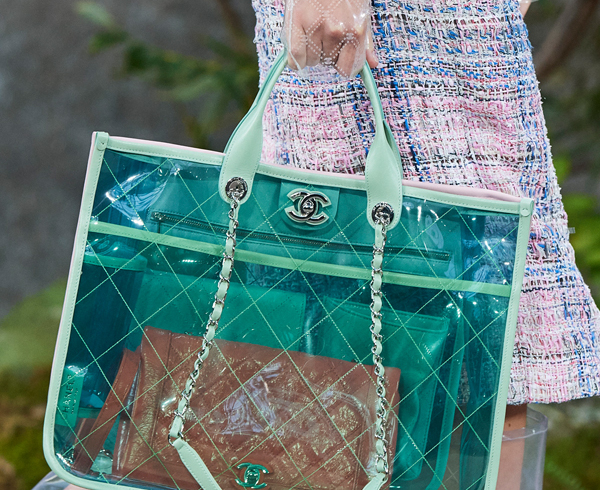 Yağmurlu günler nedeniyle Chanel'den ilginç koleksiyon 